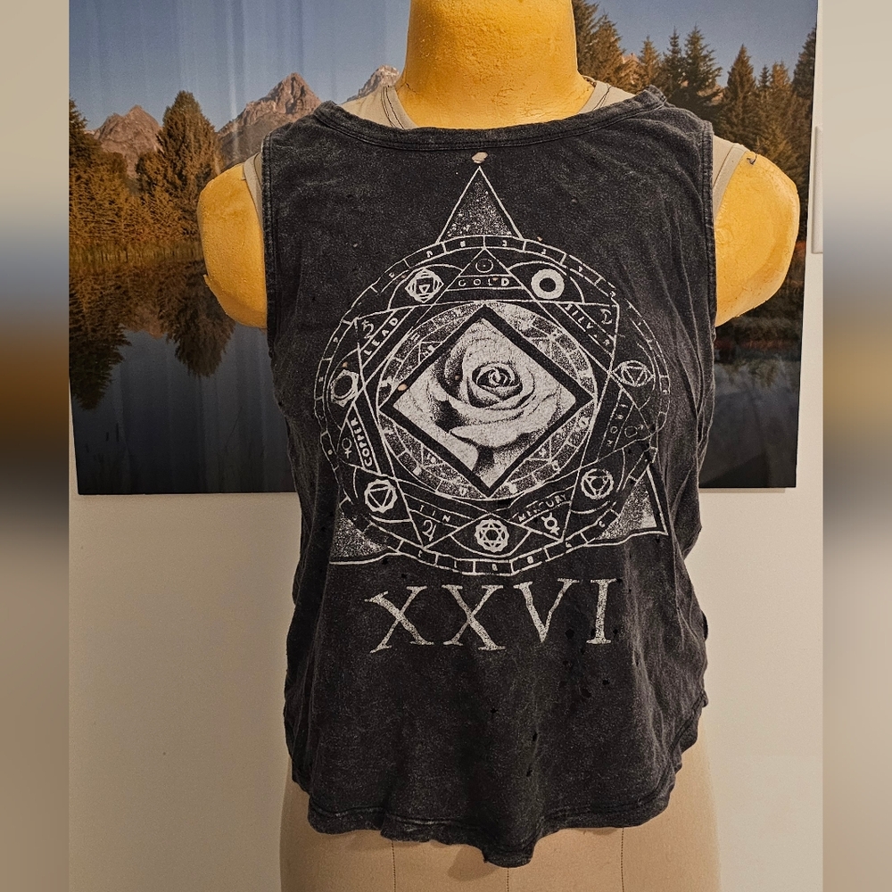 Unique open-back tank